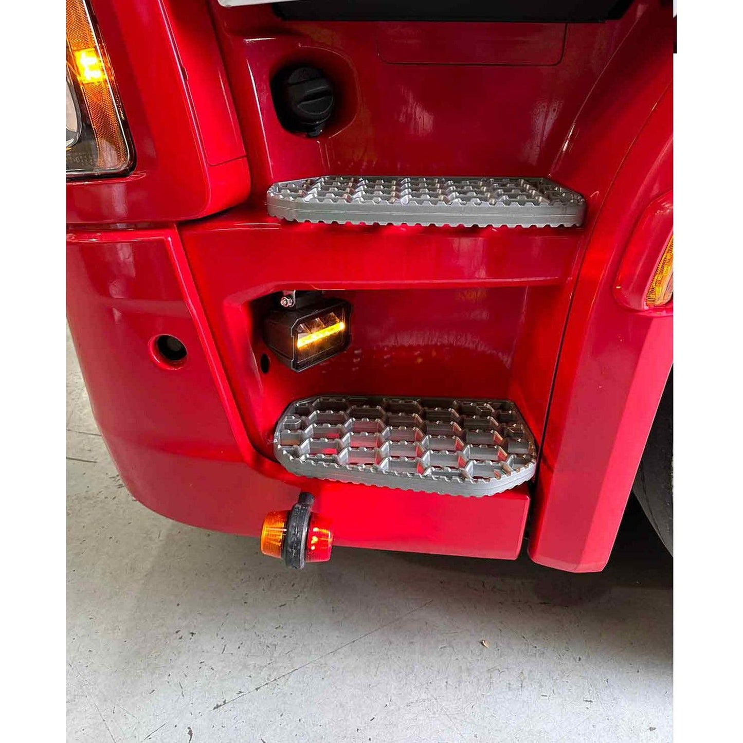 Универсален LED халоген/фар 11см с бяла основна светлина + габаритна в червен и оранжев цвят 12V/24V E-mark